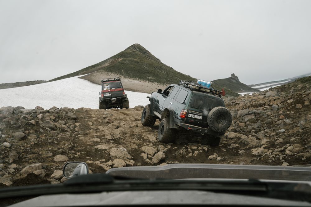 Dwa terenowe auta 4×4 na górskim szlaku